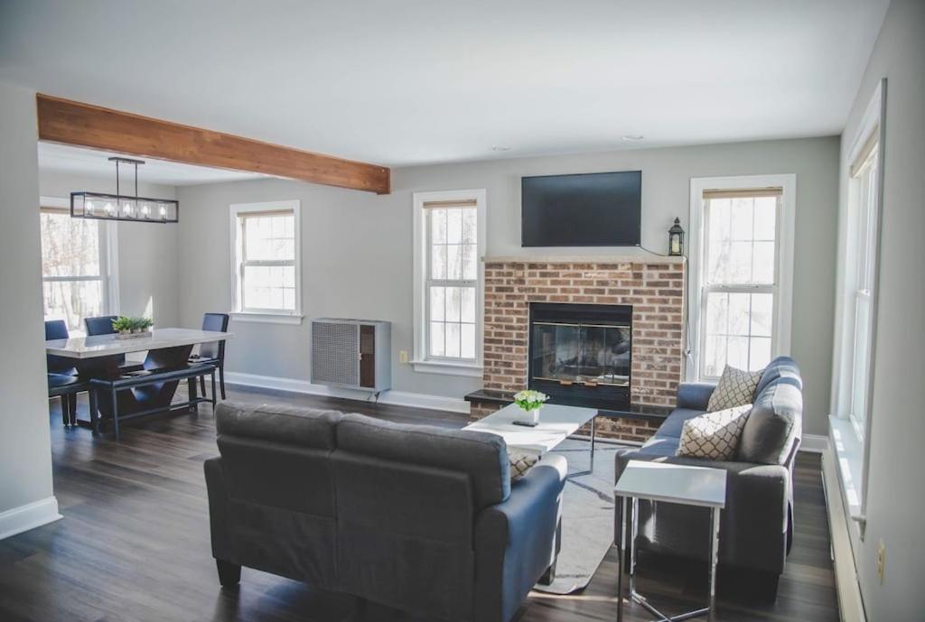 Amazing With Private Pool, Game & Fire Pit! East Stroudsburg